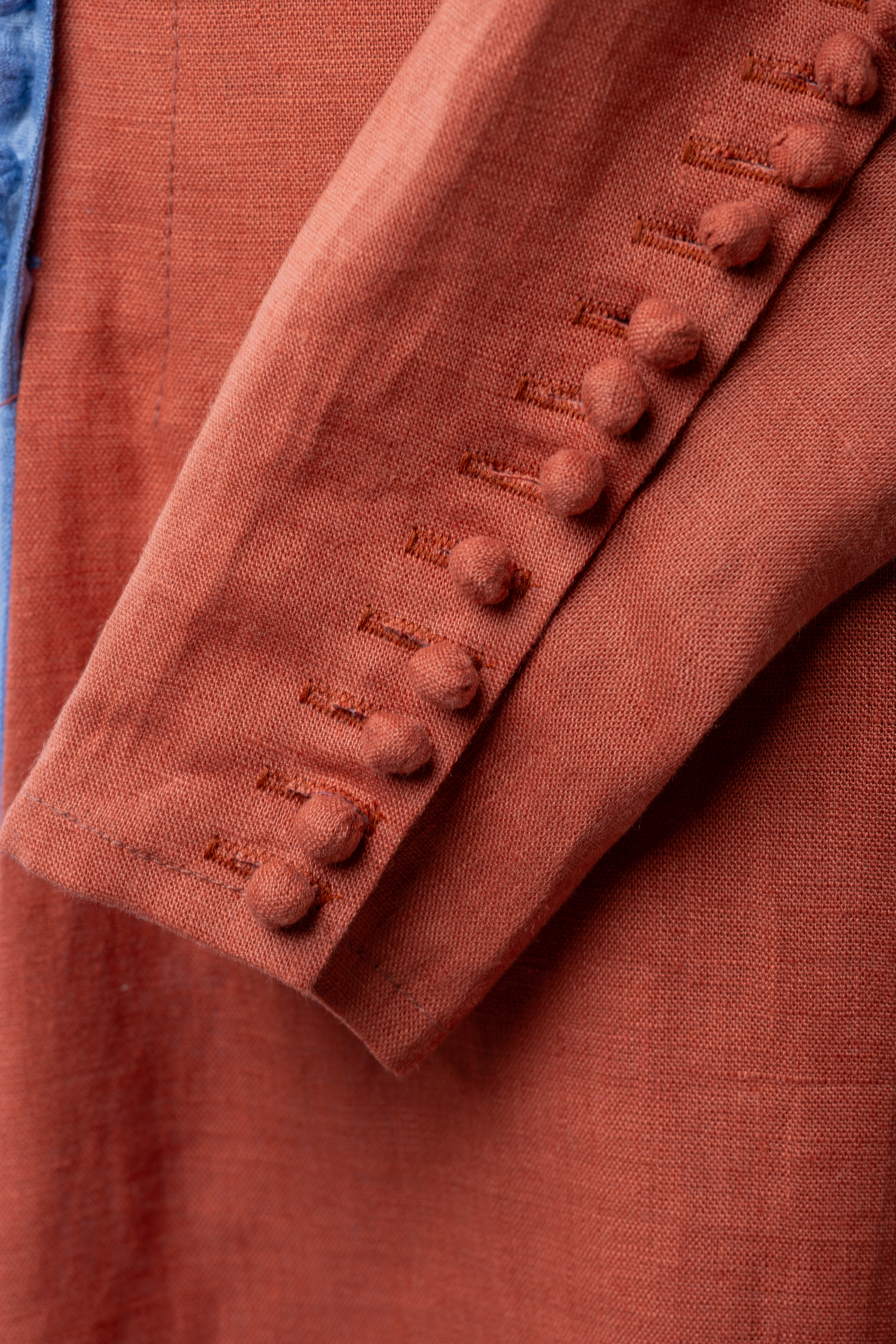 Fermetures: hand-sewed buttons and machine loops